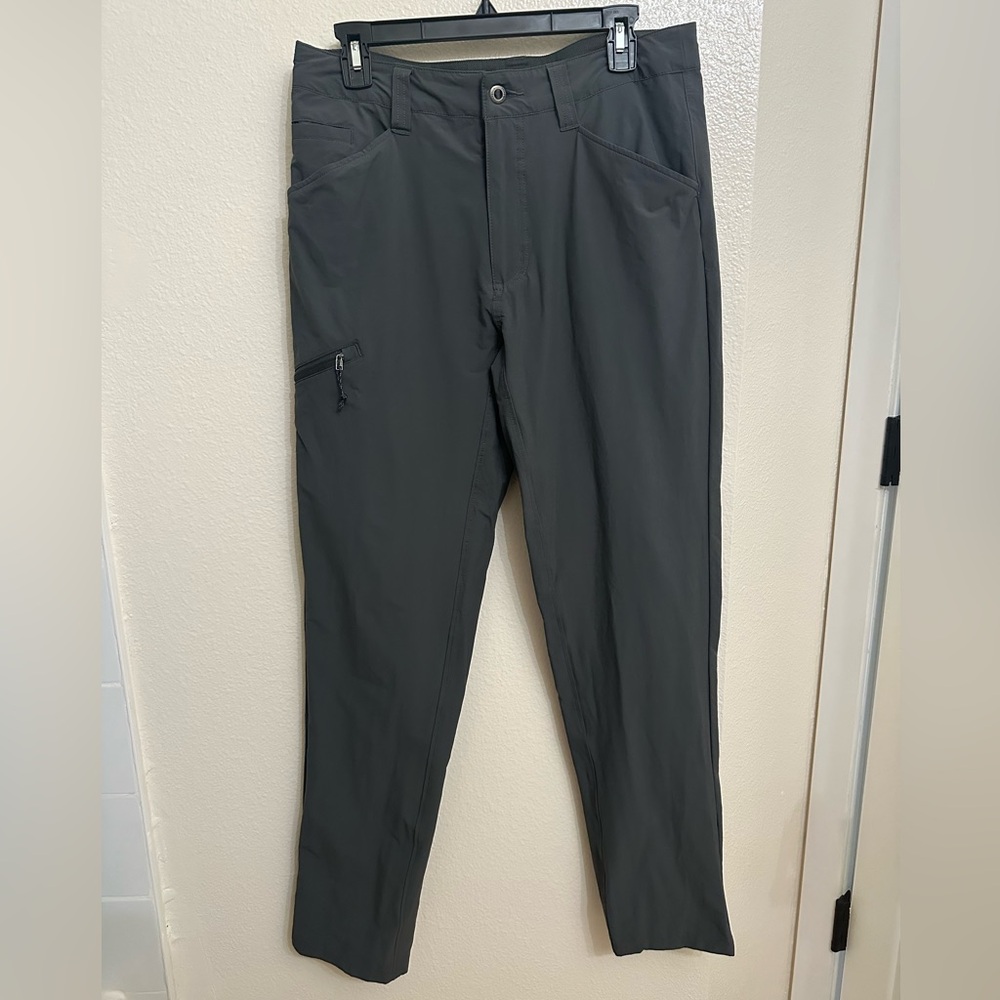 Men’s Patagonia hiking pants in 32